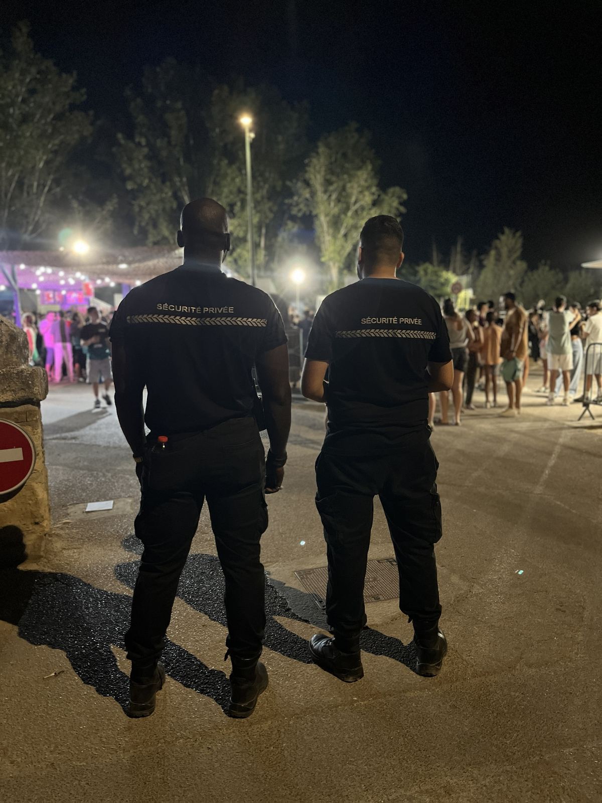 Deux agents de sécurité privée KOSMOS en poste lors d'un événement de nuit